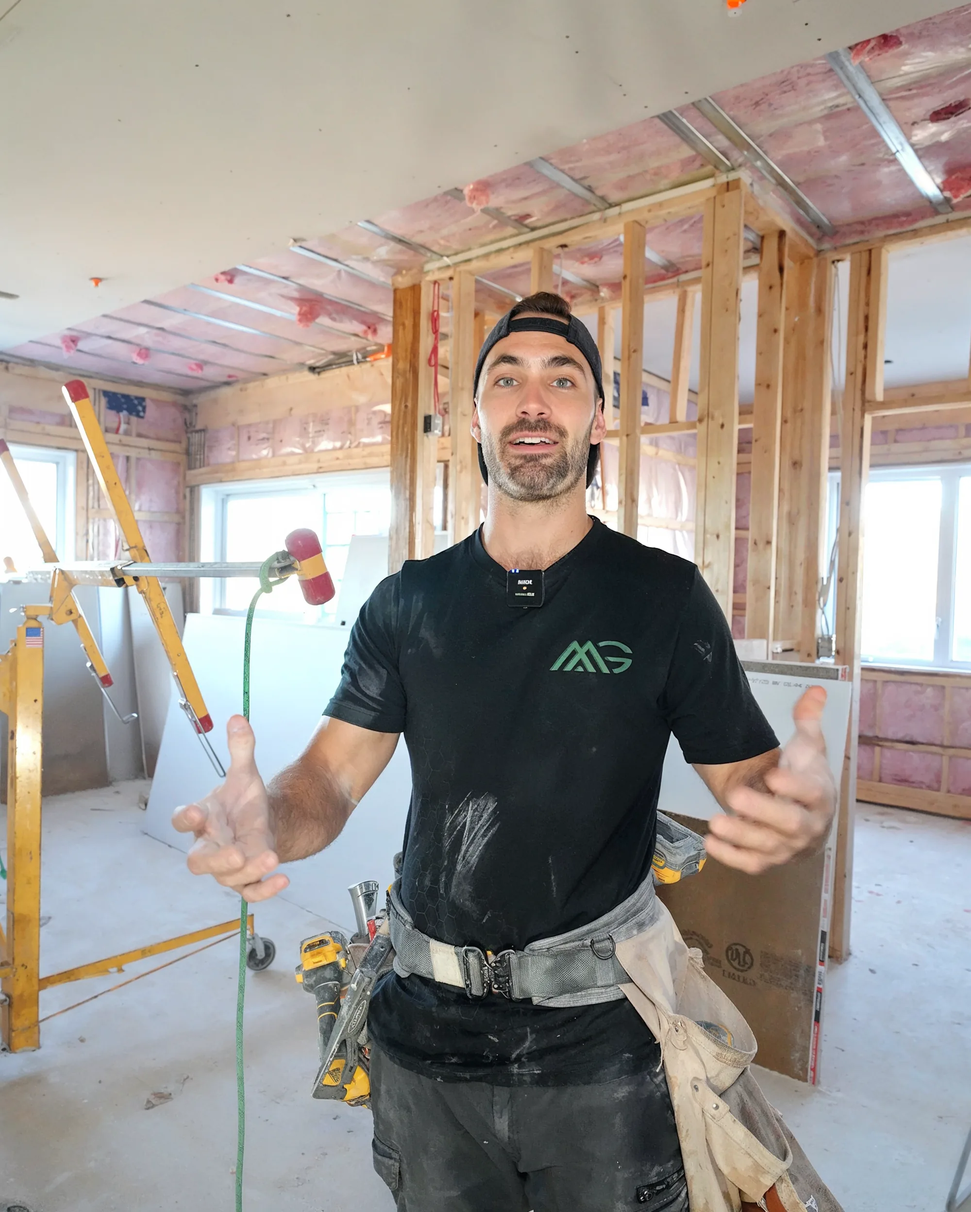 Le fondateur de Mira Gypse sur un chantier