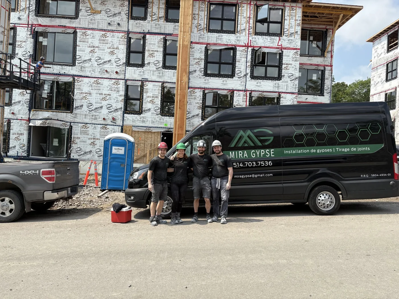 L'équipe Mira Gypse devant son camion sur un chantier