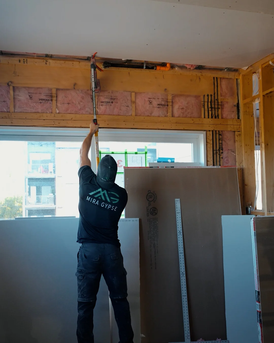 Pose de gypse au plafond sur le Projet Urbanova